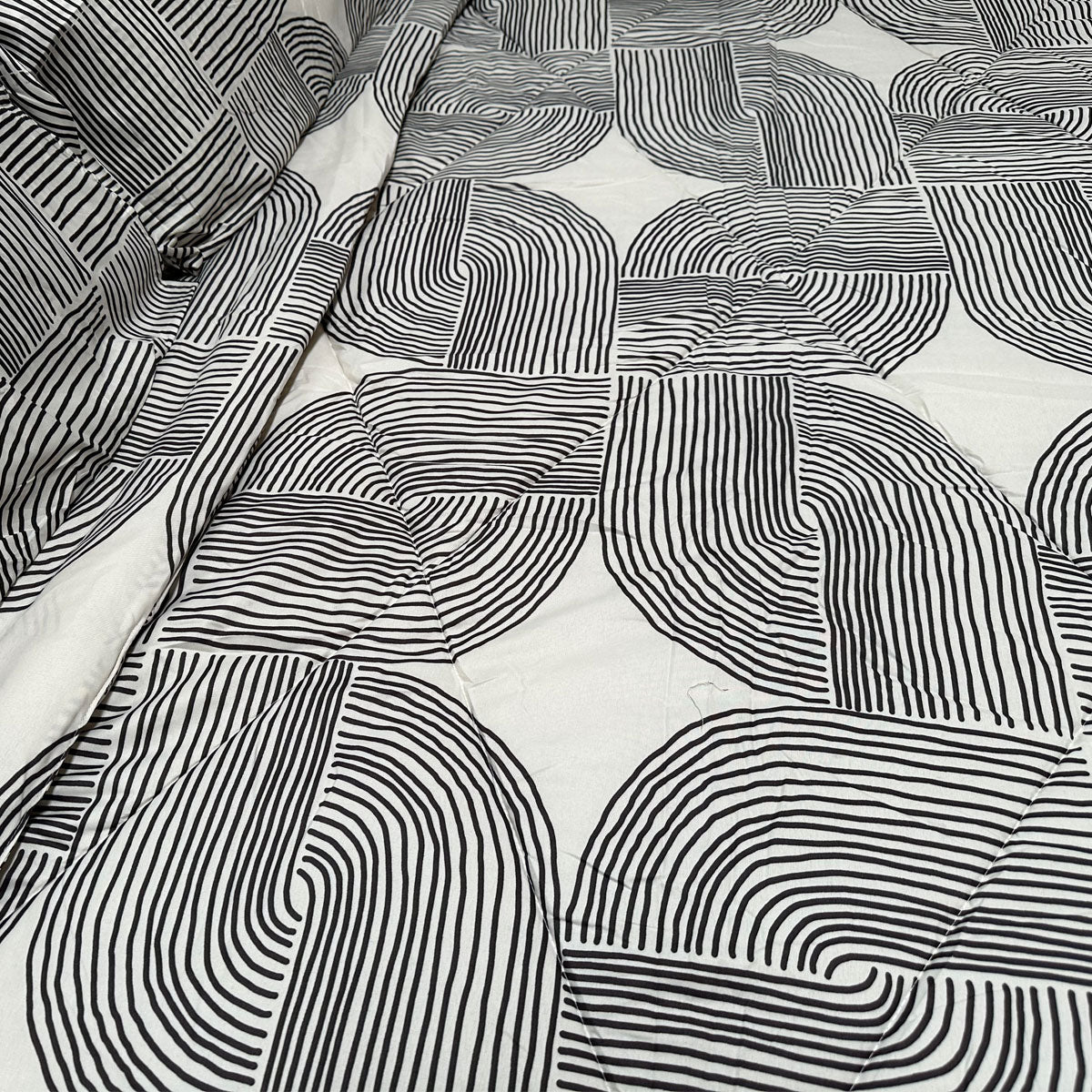 Hotel Living 3 Pce Light Weight Comforter Set Queen/King Oscar Curves - 0
